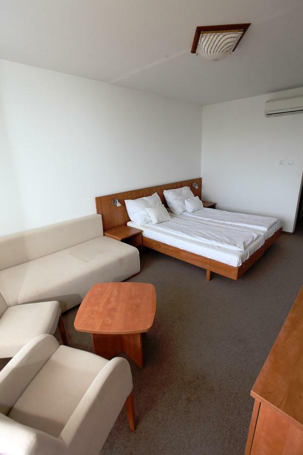 Aranypart Hotel Сиофок Екстериор снимка