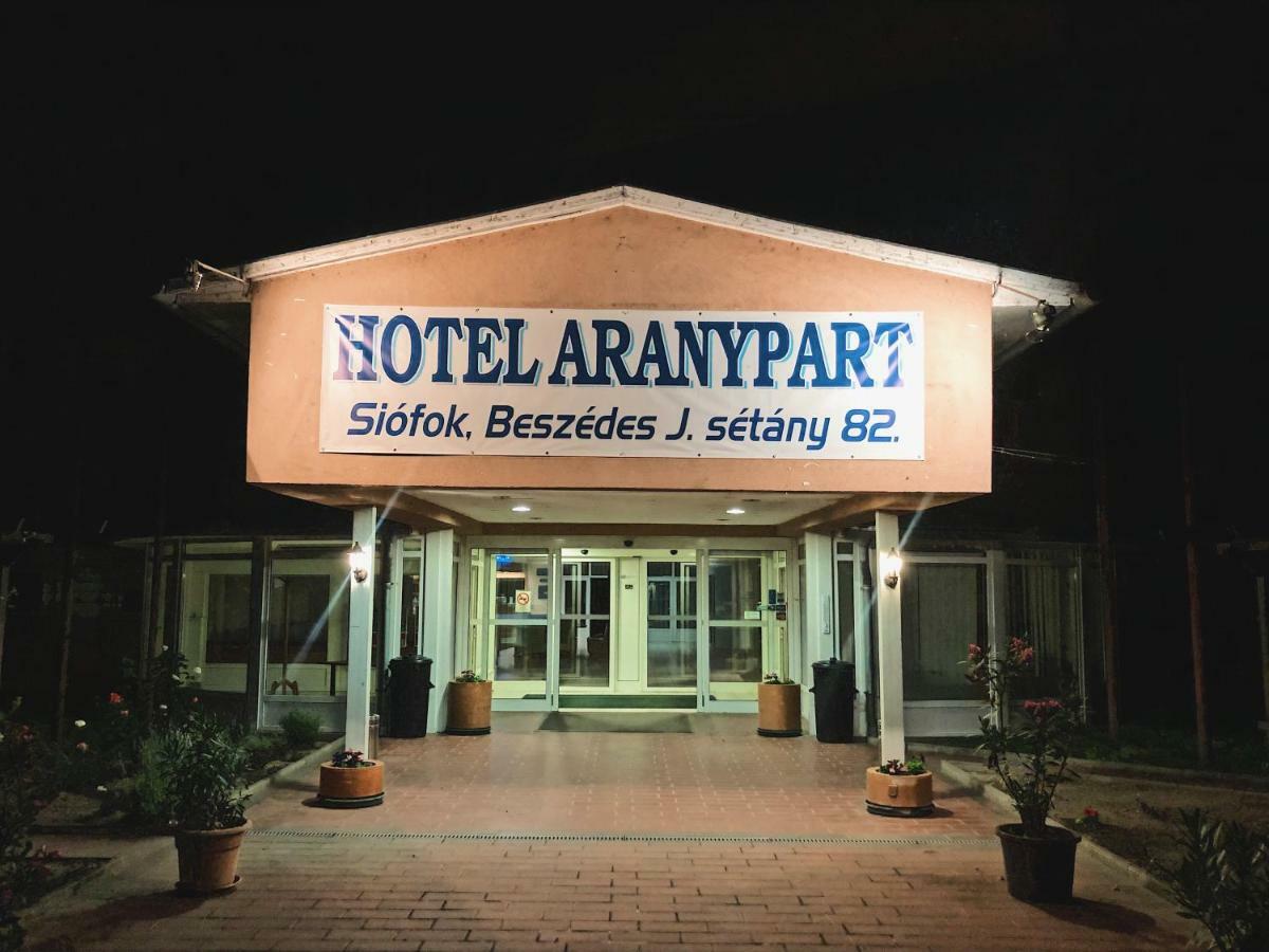 Aranypart Hotel Сиофок Екстериор снимка