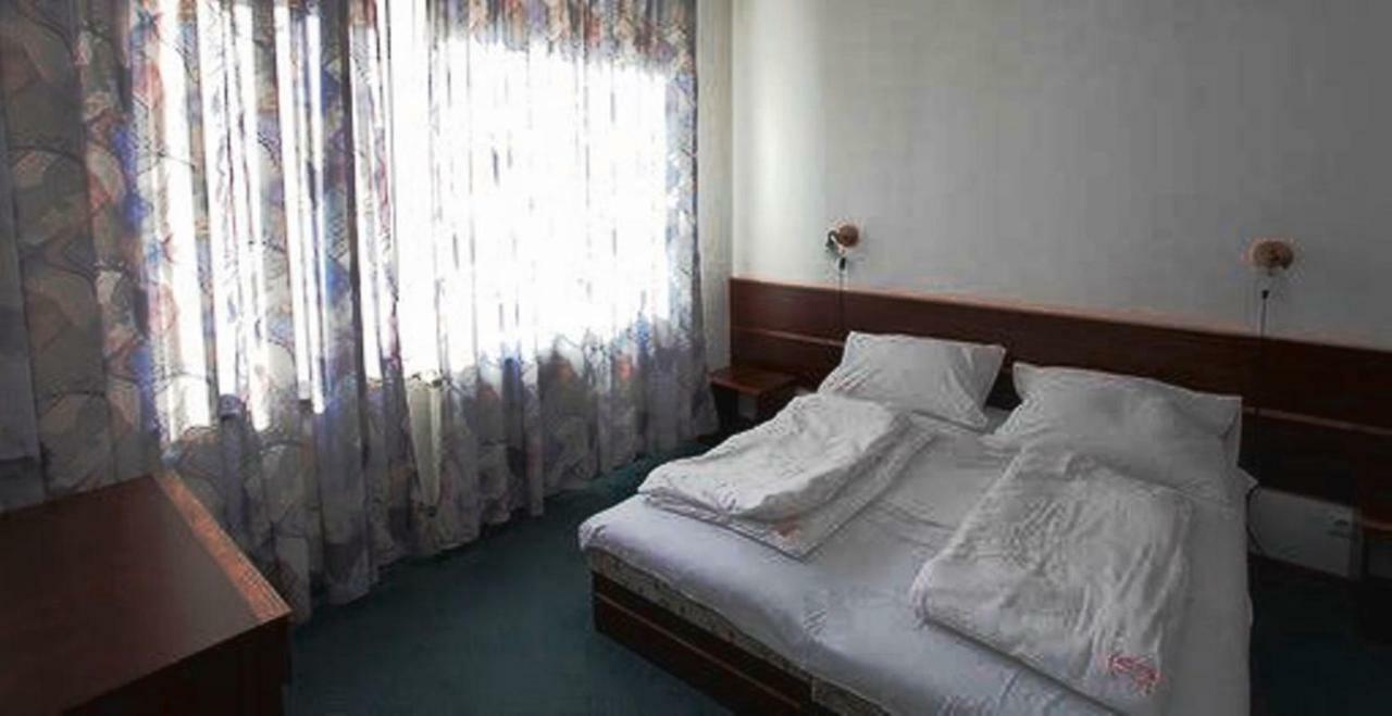 Aranypart Hotel Сиофок Екстериор снимка
