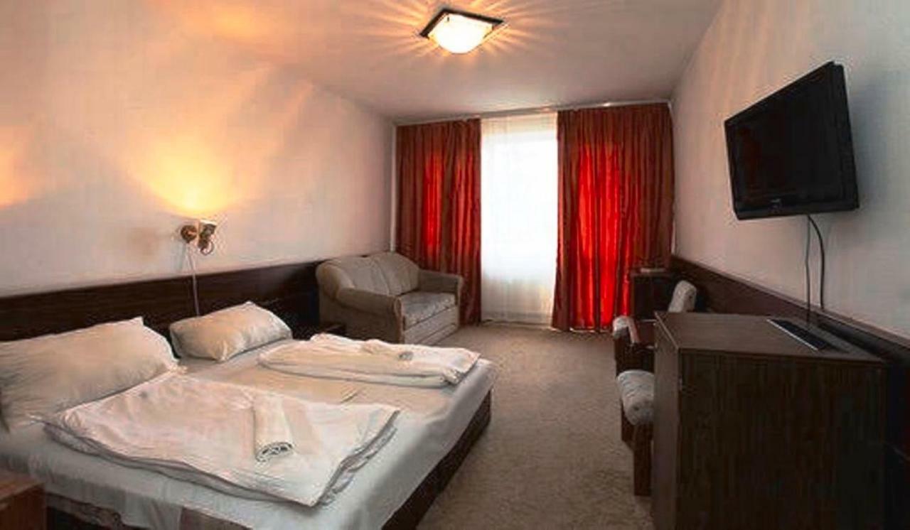 Aranypart Hotel Сиофок Екстериор снимка